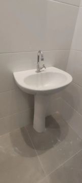 Pia de Banheiro com Coluna / Torneira