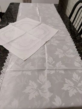 Jogo de toalha de mesa branca com renda