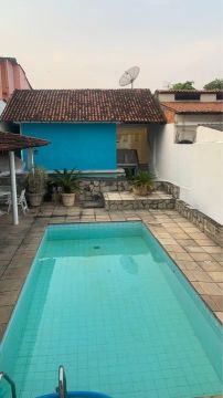 Casa com piscina em condomínio fechado