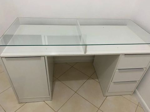 Linda escrivaninha branca com tampo em vidro
