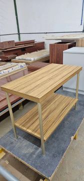 Mesa de madeira com prateleira - ideal para organização!