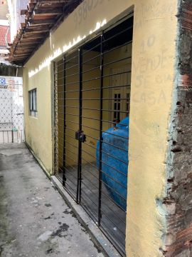 Casa no barro , próximo à escola ,metrô , parada de ônibus. E não alaga . 