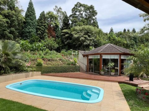 CASA COM PISCINA À VENDA EM NOVA PETRÓPOLIS