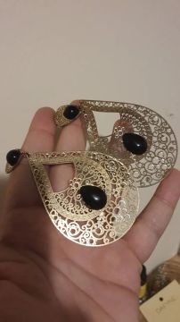 Brincos com detalhes em dourado
