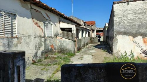 CASA COM TERRENO PARA KITNETS