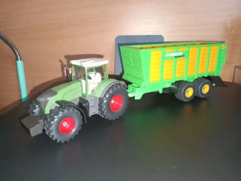 Miniatura Trator agricola com implementos - Escala 1/50