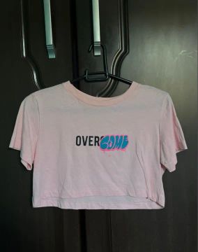 Camiseta cropped Overcome rosa
