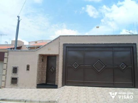 CASA À VENDA, 03 QUARTOS, 01 SUÍTE, 02 VAGAS, CIDADE NOVA - UBERABA/MG