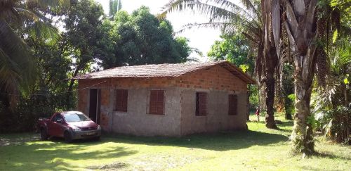 Sítio com casa em área verde