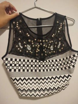 Top cropped rendado preto e branco