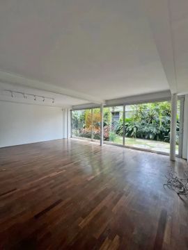 Casa na Pacaembu , em meio a natureza !!!