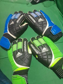 Luva de goleiro adidas response retró