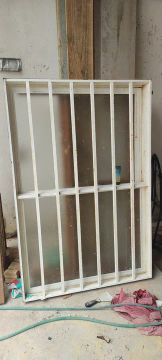Janela de ferro com grade & Porta com vidro