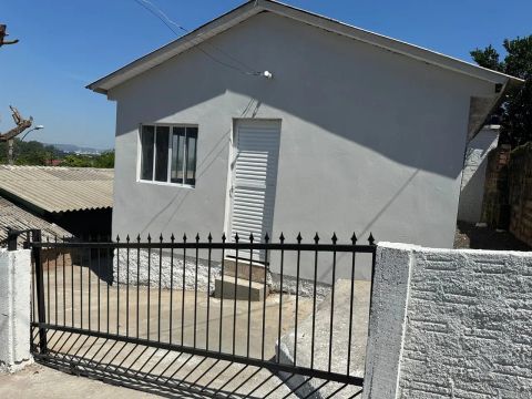 Casa com 2 quartos ( Água e Luz incluso)