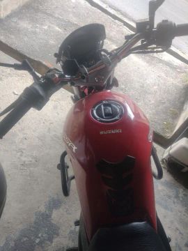 Suzuki GSX 150R - Vermelha - Impecável