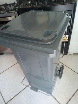 Lixeira 120l com pedal e rodinhas nova