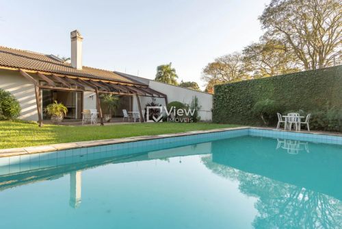 Casa Hermes Fontes, no Batel com terreno de 1600 metros quadrados.