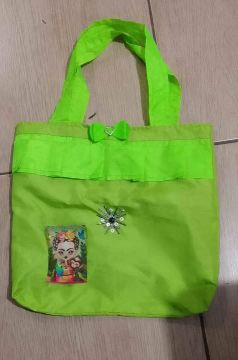 Bolsa em tecido decorada
