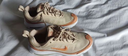 Tênis Nike Air Max bege feminino