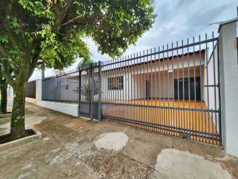 Casa para Locação na na Região Leste de Londrina, com 4 Dormitórios sendo 1 Suíte
