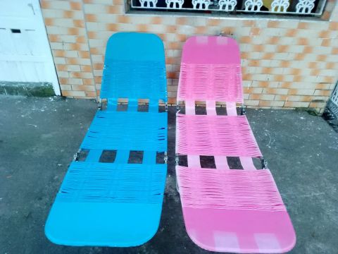 Duas cadeiras de praia dobráveis - azul e rosa