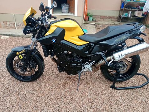 BMW F800R - Impecável