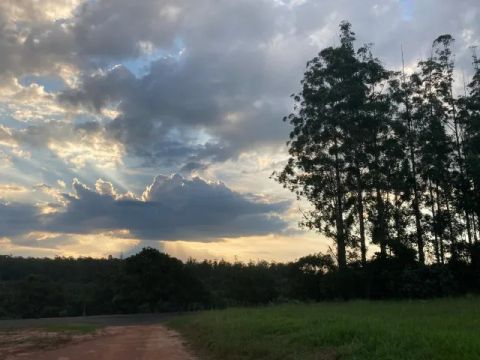 Terreno plano em frente ao lago de pesca e a poucos passos da trilha da cachoeira