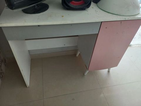 Mesa de Escritório com Gaveta Rosa