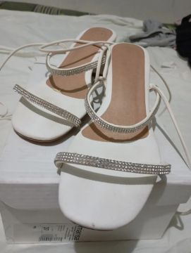Sandália branca com strass e brilhos