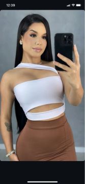 Top cropped branco com detalhe de recorte