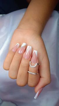 Unhas decoradas com francesinha branca