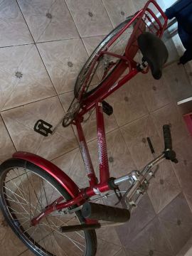 Bicicleta vermelha em ótimo estado