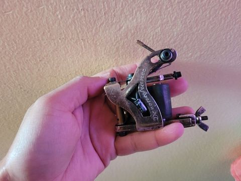 Vendo máquina de tatuagem