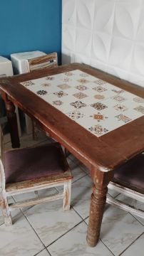 Mesa de Jantar em Madeira com Detalhes em Azulejo