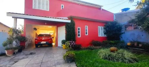 Ótima casa. Dois andares, no primeiro contendo sala de estar, sala de televisão e sala de 