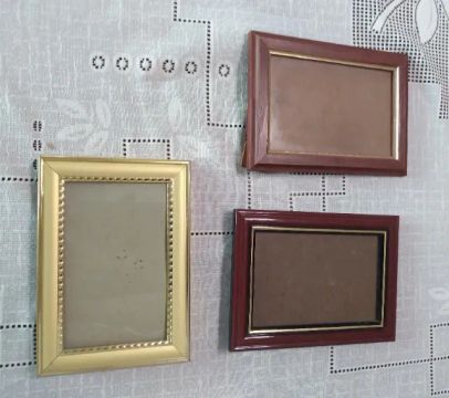 Três Porta retratos, Sendo Dois Marrons e um Ouro Velho  