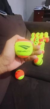 Bolas de beach tênis Penalty e Titan