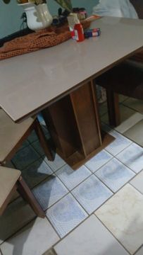 Mesa de Jantar em Madeira de vidro de quatro cadeiras 