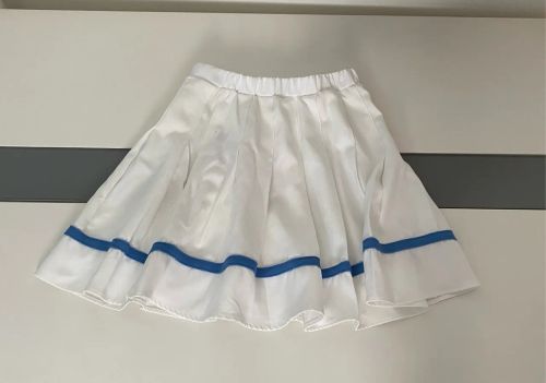 Saia branca com detalhes azul