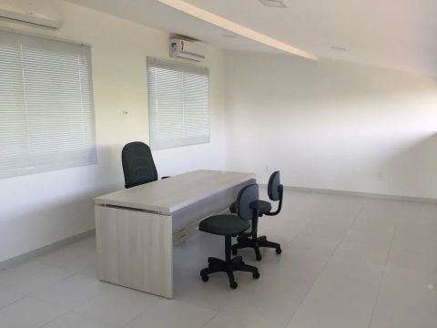 Salas Comerciais em capim macio 