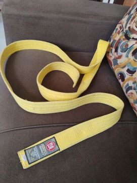 Faixa amarela de karatê  no valor 60 reais.