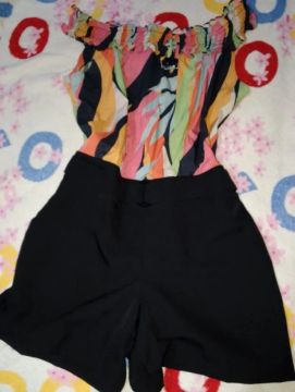 Macacão estampado com short preto