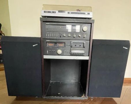 Rádio Gradiente S-126 + Toca-Discos Sansui + 2 Caixas de Som - Vintage e Funcional!