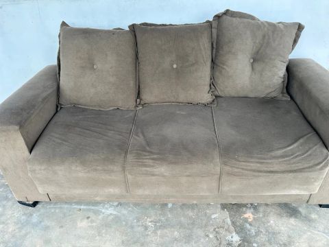 Vendo jogo de sofá ( 02 peças)  p vir buscar. Chama no pv