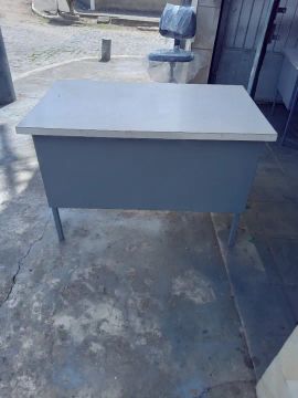 Mesa em aço resistente 