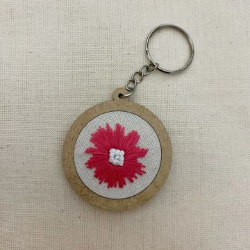 Chaveiro artesanal com flor bordada