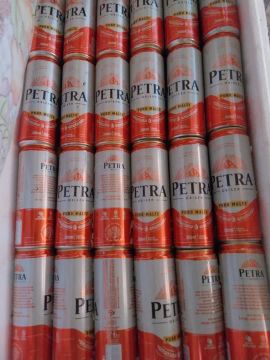 Lote de latinhas de cerveja Petra - 24 unidades