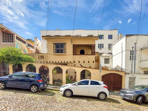 Casa em rua charmosa no centro da cidade para venda