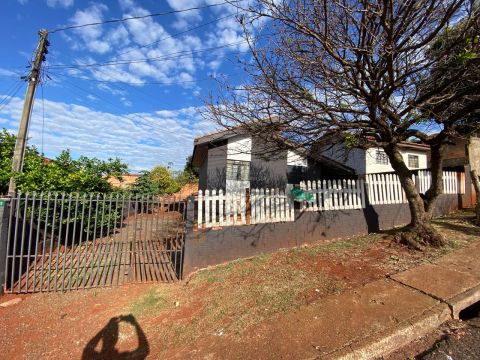 CASA À VENDA NO N.H DAS INDÚSTRIAS EM APUCARANA.