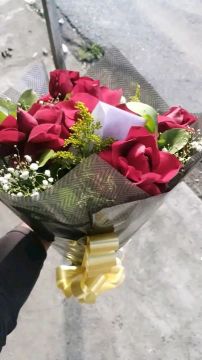 Buquê de rosas + cartão + pelúcia + chocolate